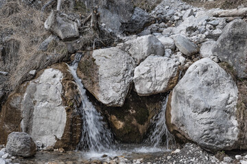 Wildbach mit Wasserfall und Felsen