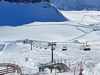 Chairlift from Scex Rouge to the glacier (Ice Express - Glacier 3000) or télésiège de Scex Rouge...