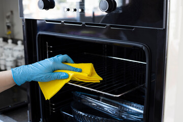 Cleaning the kitchen oven