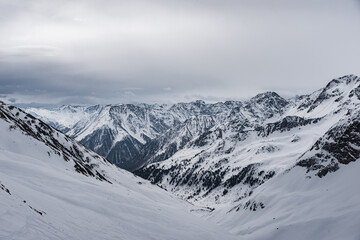 Obraz premium Blick vom Kreuzjoch auf die schneebedeckten Sellrainer Berge