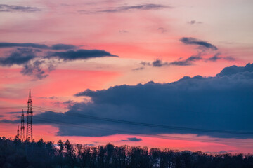 Strommasten einer Überlandleitung bei Sonnenuntergang