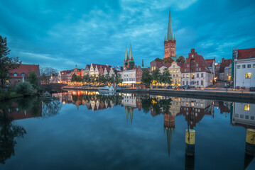 Obraz premium Lübeck an der Trave an einem Abend im Herbst bei leicht bewölkten Himmel zur blauen Stunde