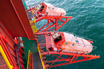 Wieża wiertnicza na morzu szukająca gazu/ Offshore oil drilling rig looking for gas © LukaszB