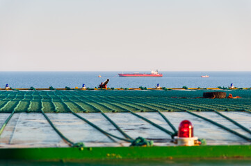Wieża wiertnicza na morzu szukająca gazu/ Offshore oil drilling rig looking for gas © LukaszB