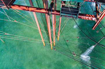 Wieża wiertnicza na morzu szukająca gazu/ Offshore oil drilling rig looking for gas © LukaszB