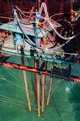 Wieża wiertnicza na morzu szukająca gazu/ Offshore oil drilling rig looking for gas © LukaszB