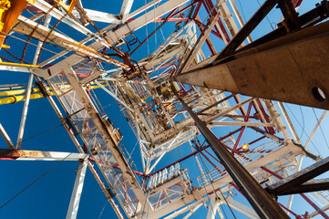 Wieża wiertnicza na morzu szukająca gazu/ Offshore oil drilling rig looking for gas © LukaszB