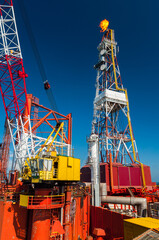 Wieża wiertnicza na morzu szukająca gazu/ Offshore oil drilling rig looking for gas © LukaszB
