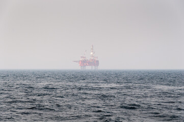 Morska platforma wiertnicza poszukująca węglowodorów / Offshore drilling rig offshore exploring gas © LukaszB