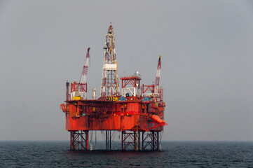 Morska platforma wiertnicza poszukująca węglowodorów / Offshore drilling rig offshore exploring gas © LukaszB