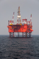 Morska platforma wiertnicza poszukująca węglowodorów / Offshore drilling rig offshore exploring gas © LukaszB