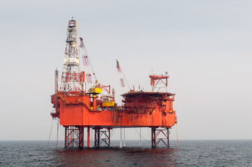 Morska platforma wiertnicza poszukująca węglowodorów / Offshore drilling rig offshore exploring...