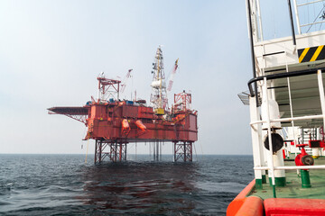 Morska platforma wiertnicza poszukująca węglowodorów / Offshore drilling rig offshore exploring gas - obrazy, fototapety, plakaty