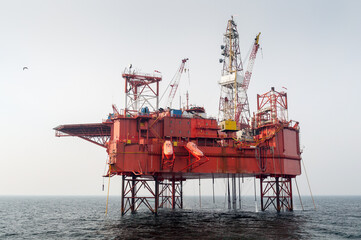 Morska platforma wiertnicza poszukująca węglowodorów / Offshore drilling rig offshore exploring gas © LukaszB
