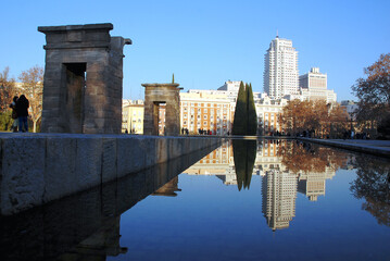 Obraz premium building mirror effect in Madrid city, Spain