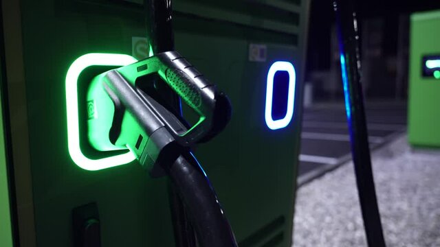 Elektroauto Ladestation bei Nacht in 4K 10 Bit