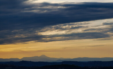 Tramonto rosso e arancio sui monti e le valli dell’Appennino