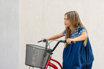 Criança de bicicleta com cesto para transporte