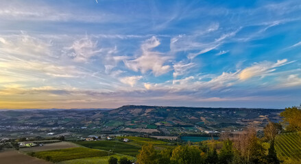 hdr Tramonto bellissimo sulle verdi valli e le colline delle Marche