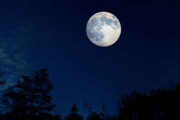 Fototapeta na wymiar 大きな満月が夜の公園を照らす