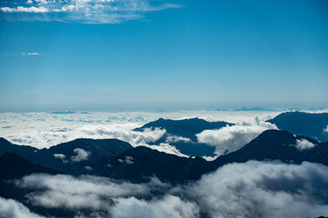 Obraz premium 雲海の向こう側に望む富士山