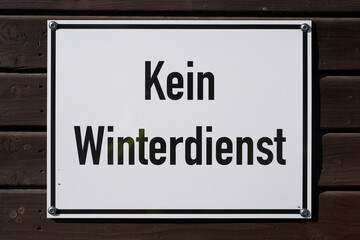 Schild an einem Weg mit der Aufschrift kein Winterdienst