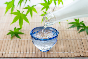 青もみじと冷酒　夏イメージ