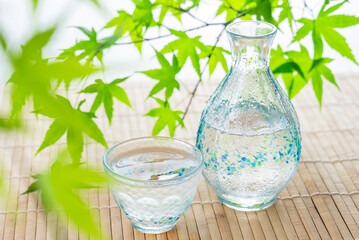 青もみじと冷酒　夏イメージ
