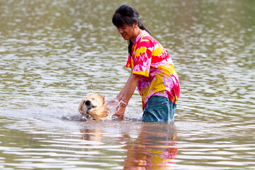 Asian woman Bath with dogs in the lake Have fun