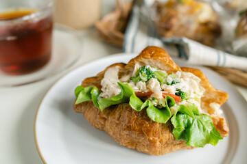朝食　チキンとサラダのサンドイッチ