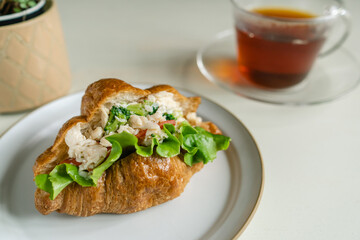 朝食　チキンとサラダのサンドイッチ