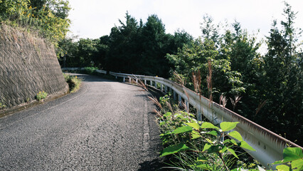 登り坂のカーブと古い道路