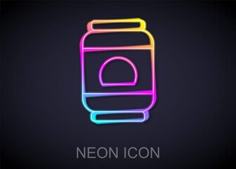 Obraz premium Glowing neon line Beer can icon isolated on black background. Vector