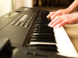 キーボードを練習するシニア