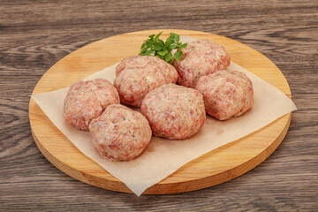 Raw turkey meatball for cooking