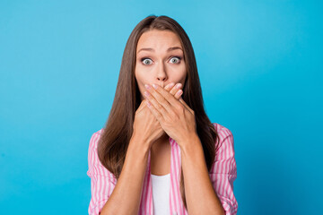 Photo portrait girl amazed closed mouth keeping secret speechless isolated vibrant blue color...