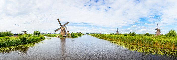 Berühmte alte Unesco Weltkulturerbe Windmühle Panorama Landschaft in Dorf Kinderdijk Niederlande...