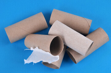 Cartons de rouleaux de papier toilette vides en gros plan sur fond bleu