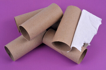 Cartons de rouleaux de papier toilette vides en gros plan sur fond rose
