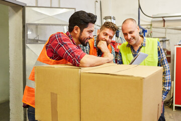 Fachlagerist und Kollegen mit einer Paket Lieferung
