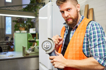 Handwerker als Metallarbeiter mit Winkelschleifer