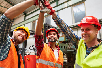 Handwerker begrüßen sich mit High Five für Teamgeist