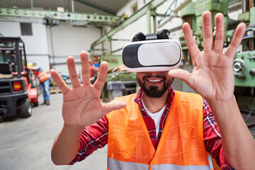 Arbeiter mit VR-Brille bei einer Virtual Reality Simulation