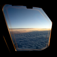 Blick aus Flugzeugfenster bei Sonnenuntergang