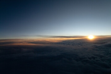 Fototapeta na wymiar Blick aus Flugzeugfenster bei Sonnenuntergang