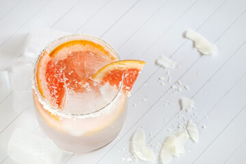 Sommerlich kühles Erfrischungsgetränk mit Grapefruit und Kokosraspeln 