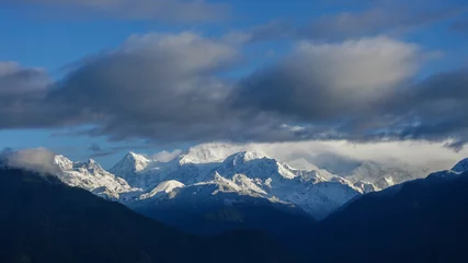 Foto auf Acrylglas Kangchendzönga Wunderschönes Sonnenaufgangspanorama auf dem schneebedeckten Kangchenjunga-Berg im Himalaya-Gebirge, gesehen von Pelling, Sikkim, Indien