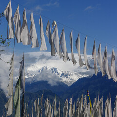 Schöne schneebedeckte Kangchenjunga-Bergkette, gesehen durch buddhistische Gebetsfahnen in Pelling, Sikkim, Indien