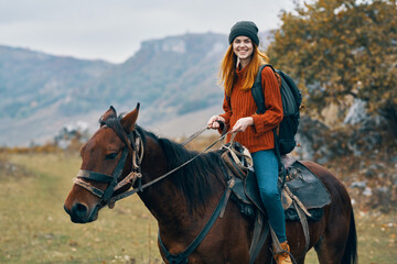Obraz premium woman hiker ride horse mountains travel fresh air