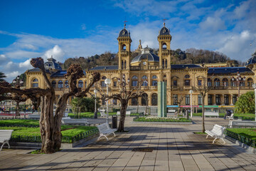Naklejka premium San Sebastian, Spain - April 2, 2021: Tamarind trees in front of city hall in Alderdi Eder Park